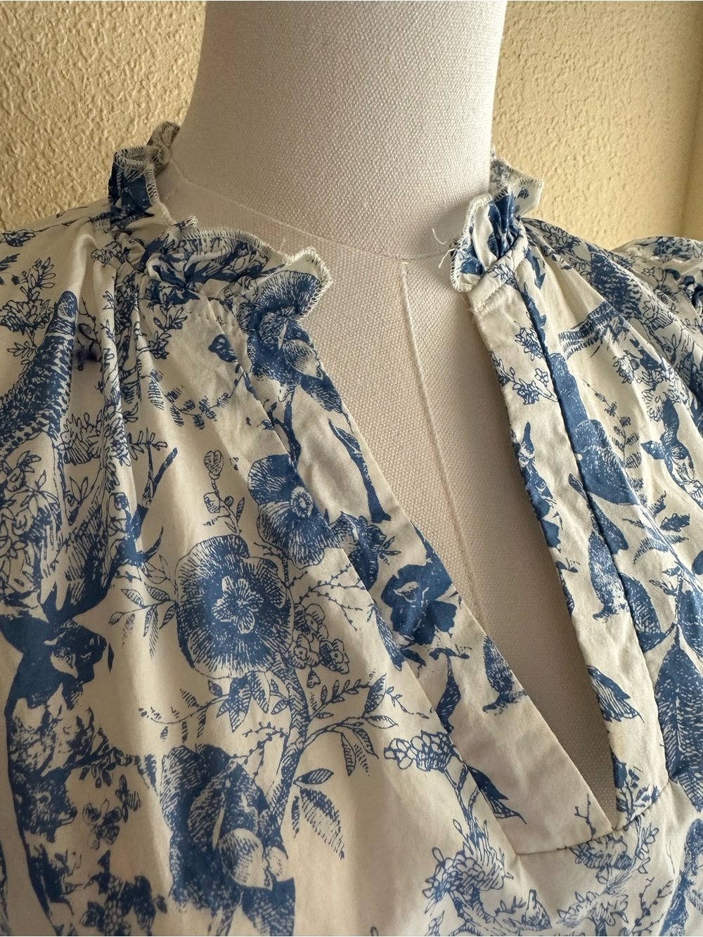 entro Blue & White Toile Puff Sleeve Blouse - Picture 7 of 10